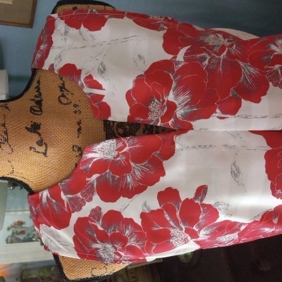 Crosby. White & Pink Floral Pleated Sleeveless Blouse - Picture 3 of 10